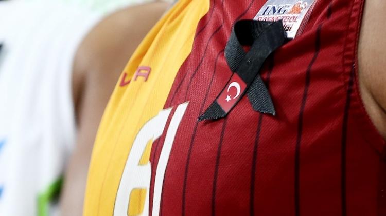 <p>Galatasaray Doğa Sigortalı basketbolcular, İdlib`de hayatını kaybeden askerlerimiz için karşılaşmaya siyah kurdela takarak çıktılar.</p>
