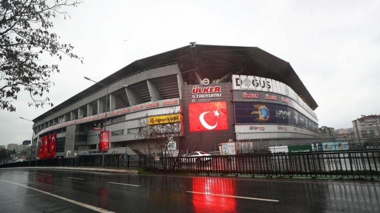 <p>Fenerbahçe Kulübü, Suriye`nin İdlib kentinde rejim unsurlarının hava saldırısı sonucu şehit olan askerler anısına Ülker Stadı`nı Türk bayraklarıyla donattı.</p>
