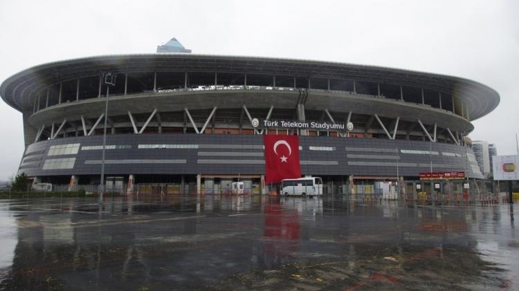 <p>Galatasaray Kulübü, Suriye`nin İdlib kentinde rejim unsurlarının hava saldırısı sonucu şehit olan askerler anısına Türk Telekom Stadı`nı Türk bayraklarıyla donattı.</p>
