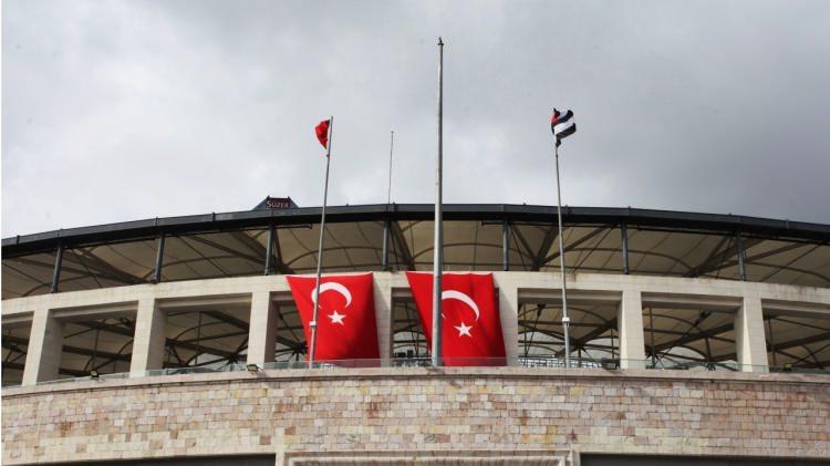 <p>Beşiktaş Kulübü, Suriye`nin İdlib kentinde rejim unsurlarının hava saldırısı sonucu şehit olan askerler anısına Vodafone Park`ı Türk bayraklarıyla donattı.</p>
