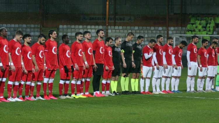 <p>Futbolcular seremoniye, üzerinde Türk bayrağı olan formayla çıktı.</p>
