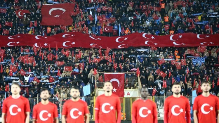 <p>Karşılaşma öncesi, Suriye`nin İdlib kentinde şehit düşen askerler anısına bir dakikalık saygı duruşunda bulunuldu. Futbolcular seremoniye, üzerinde Türk bayrağı olan formayla çıktı.</p>
