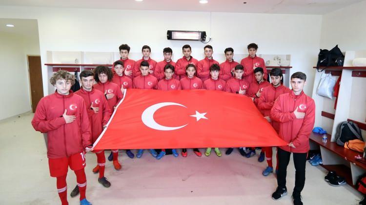 <p>UEFA 16 Yaş Altı Gelişim Turnuvası</p>

<p>16 Yaş Altı Milli Takımı oyuncuları, Suriye`nin İdlib bölgesinde bulunan Mehmetçiğe rejim unsurları tarafından düzenlenen hain saldırıda şehit düşen askerlerin anısına soyunma odasında Türk bayrağı açtı ve saygı duruşunda bulundu.</p>
