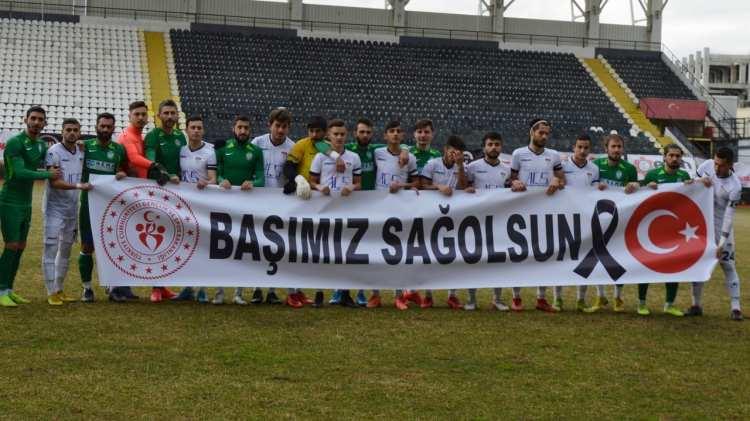 <p>Manisaspor-Şile Yıldızspor karşılaşması</p>

<p>Futbolcular sahaya, Suriye`nin İdlib kentinde şehit düşen askerler nedeniyle "Başımız sağ olsun" yazılı pankartla çıktı.</p>
