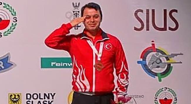 <p>Milli sporcu İsmail Keleş`ten asker selamı</p>

<p>Havalı Silahlar Avrupa Atıcılık Şampiyonası`nda milli sporcu İsmail Keleş, 10 metre havalı tabanca büyük erkekler kategorisinde bronz madalyanın sahibi oldu. Keleş, madalya töreninde asker selamı verdi.</p>
