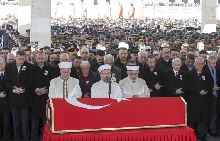 <p>İdlib şehidi Uzman Onbaşı Halil Çankaya da son yolculuğuna uğurlandı</p>
