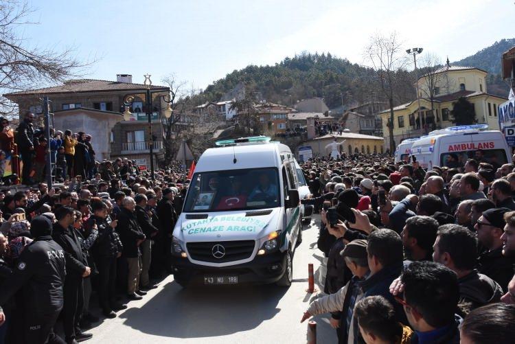 <p>Şehit Uzman Çavuş Yılmaz’ı da Kütahya’da 20 bin kişi uğurladı...</p>
