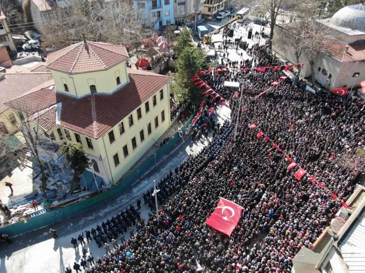 <p>Şehit Piyade Uzman Çavuş Muhammet Yılmaz’ın Türk bayrağına sarılı cenazesi, Hatay’dan uçakla Kütahya Hava Er Eğitim Tugay Komutanlığı Havaalanı'na getirildi. Bu sabah Kütahya Devlet Hastanesi’nden alınan şehit Yılmaz'ın cenazesi, Yunus Emre Mahallesi’ndeki baba evinin önüne getirildi. Burada dualarla karşılanan şehit Uzman Çavuş Muhammet Yılmaz için helallik alındı. Şehidin yakınları Yılmaz’ın tabutuna sarılarak gözyaşı döktü.<br />
 </p>
