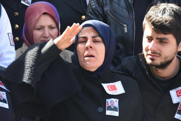 <p>Kütahya Müftüsü Hüseyin Hazırlar’ın kıldırdığı cenaze namazının ardından şehit Piyade Uzman Çavuş Muhammet Yılmaz’ın cenazesi, dualar eşliğinde götürüldüğü Hava Şehitliği’nde gözyaşlarıyla toprağa verildi.</p>
