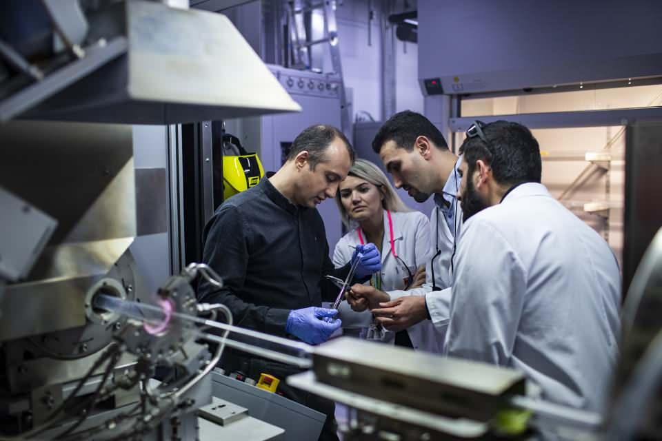 <p>Sanayi ve Teknoloji Bakanı Mustafa Varank, bir süre önce Bilkent UNAM'a ziyarette bulunmuş, burada geliştirilen nanoteknolojik ürünleri yerinde inceleyerek araştırmacılardan bilgi almıştı.</p>

<p> </p>
