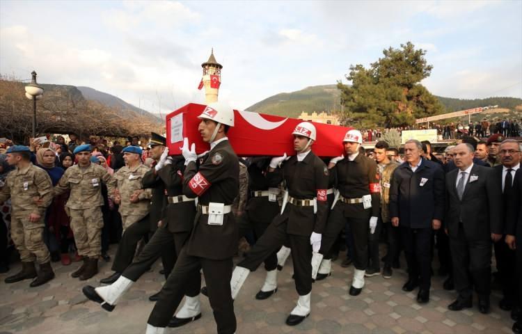 <p>Suriye'nin İdlib kentinde Esed rejimi unsurlarının hava saldırısı sonucu şehit olan Piyade Uzman Onbaşı Halil İbrahim Akkaya, Osmaniye'nin Bahçe ilçesinde toprağa verildi. Törene, Milli Savunma Bakanı Hulusi Akar da katıldı.</p>

<p> </p>
