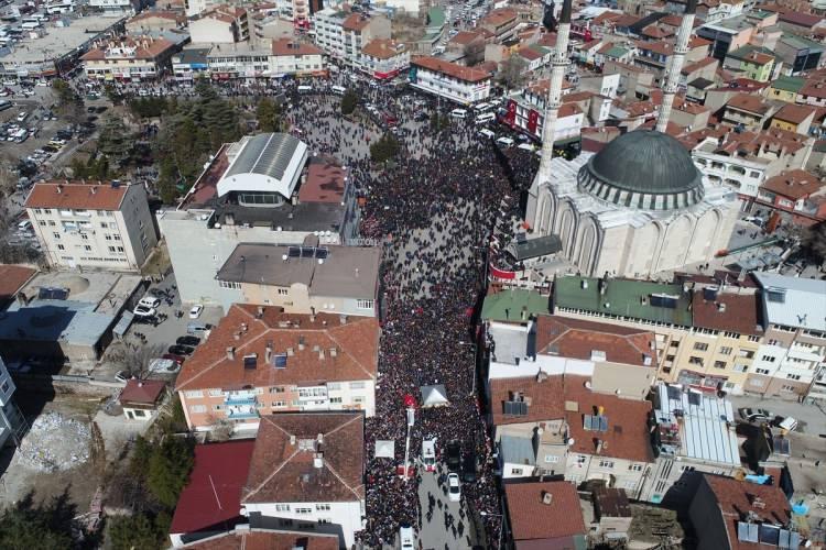 <p>İdlib'de rejim unsurlarının saldırısı sonucu şehit olan Piyade Uzman Onbaşı Ali Taşöz için Kayseri'nin Develi ilçesinde cenaze töreni düzenlendi.</p>

<p> </p>
