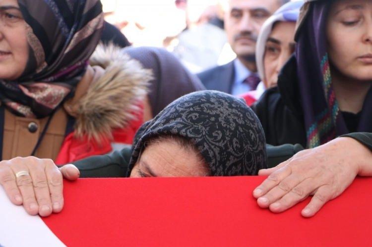 <p>Şehidin al bayrağa sarılı tabutunun yanına gelen anne Taşöz,"Sana söz verdim ağlamayacağım oğlum" dedi.</p>
