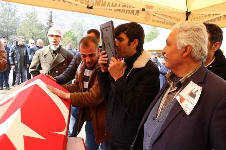 <p>Suriye’de rejim güçlerinin hava saldırısı sonucu şehit düşen Piyade Uzman Onbaşı Ahmet Saygılı (23), memleketi Kahramanmaraş’a dualarla son yolculuğuna uğurlanıyor.</p>

<p> </p>

