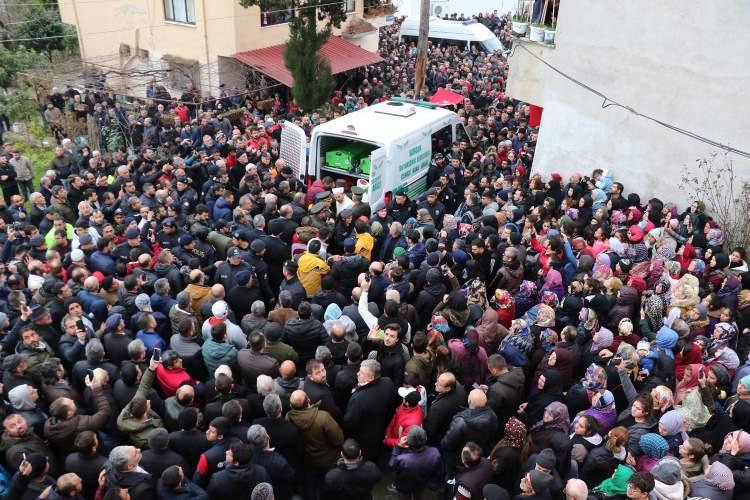 <p>Suriye'nin İdlib kentinde, rejim güçleri tarafından düzenlenen hava saldırısında şehit olan Uzman Onbaşı Tayfun Peker’in (28) cenazesi, Samsun'daki evine getirildi. Şehit annesi Menşure Gürdal, oğlunun fotoğrafına ve beresine sarılarak gözyaşı döktü.</p>
<p> </p>