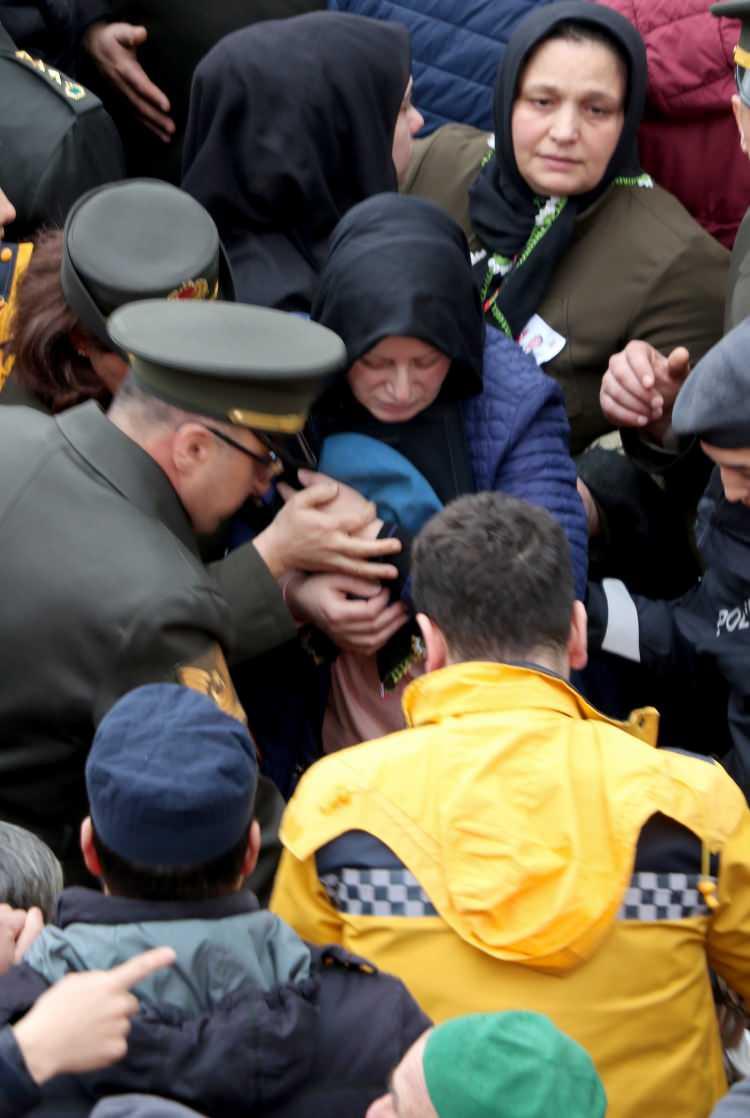 <p>Suriye'nin İdlib kentinde, Rusya destekli rejim güçleri tarafından düzenlenen hava saldırısında şehit olan Uzman Onbaşı Tayfun Peker’in cenazesi, gece askeri uçakla memleketi Samsun'a getirildi. </p>
<p> </p>