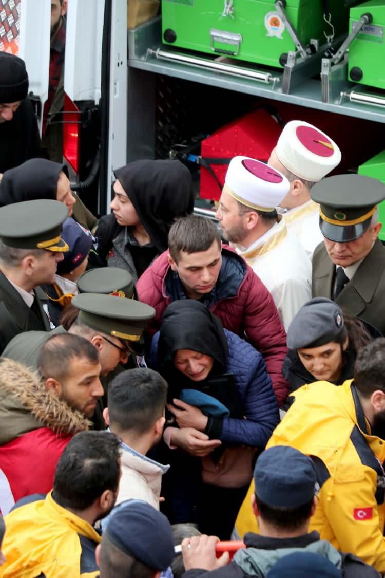 <p>Hellalik alınmasının ardından Uzman Onbaşı Tayfun Peker’in cenazesi, cenaze namazı için Büyük Camii'ye götürüldü. Tek çocuk ve bekar olan Şehit Peker’in eşinden ayrı olan annesi Menşure Gürdal ile birlikte Samsun'da yaşadığı, zaman zaman ise İstanbul'da yaşayan babası Hüseyin Peker'in yanına gittiği öğrenildi. </p>

<p> </p>
