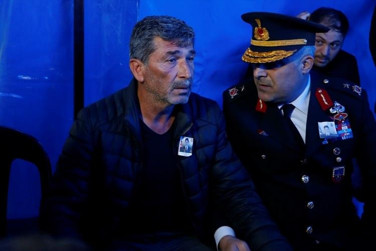 <p>Suriye'nin İdlib kentinde rejim unsurlarının hava saldırısı sonucu şehit olan Piyade Uzman Onbaşı Turgut Burkay Korkmaz'ın babası Salih Korkmaz, oğluyla en son 15 gün önce görüştüğünü belirterek, "Eşime 'Herhalde oğlumuz şehit olacak. Yüzüne o nur, güzellik yansımış' dedim." ifadesini kullandı.</p>

<p> </p>

<p> </p>
