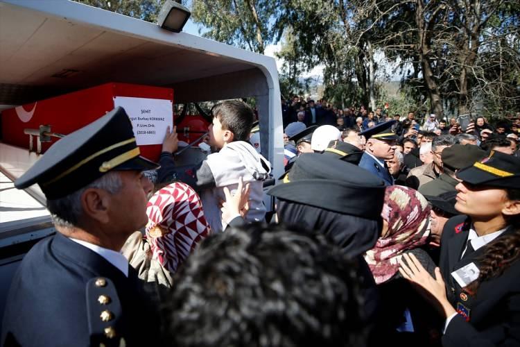 <p>Askerlere dikkatli olmaları konusunda uyarıda bulunan Korkmaz, şunları kaydetti: "Bu devlet bizim. Bu ülkeyi böldürmeyeceğiz. Şehitlik mertebesini iyi biliyoruz. Peygamberimizin komşusu olacak. Bu inançla yaşıyoruz. Oğlumla en son 15 gün önce görüşmüştüm. O zaman belliydi şehit olacağı. 15 gün boyunca hep gezdi. Yıllardır gezmediği kadar gezdi. Eşime 'Herhalde oğlumuz şehit olacak. Yüzüne o nur, güzellik yansımış.' dedim. Şehitlik yüzüne vurmuştu. Tabutuna da baktım zaten, yüzünde aynı nur vardı."</p>
<p> </p>
<p> </p>
