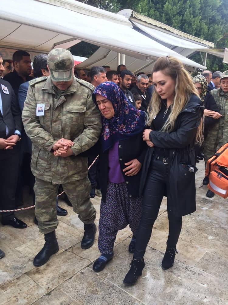 <p>Evli ve 1 çocuk babası olan Uzman Çavuş Selman Cankara için Sabancı Merkez Camii'nde düzenlenen törene Çevre Şehircilik Bakan Yardımcısı Mehmet Emin Birpınar, AK Parti Genel Başkan Yardımcısı Jülide Sarıeroğlu, Vali Mahmut Demirtaş, kent prokotokolü, babası Adil Cankara, annesi Döndü Özgüner, eşi Semra Cankara, yakınları ve vatandaşlar katıldı. </p>
