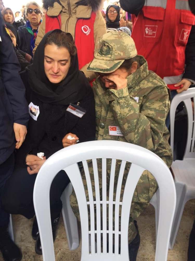 <p>Şehidin 1,5 yaşındaki oğlu Uygar, cenazede yakınlarının kucağında hiç bir şeyden habersiz çevreyi izledi. </p>
