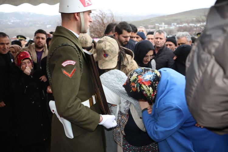 <p>Suriye'nin İdlib kentinde düzenlenen hava saldırısında şehit olan 33 askerden Piyade Uzman Çavuş Adem Akın (30), memleketi Tokat'ta, gözyaşları arasında toprağa verildi.</p>
<p> </p>