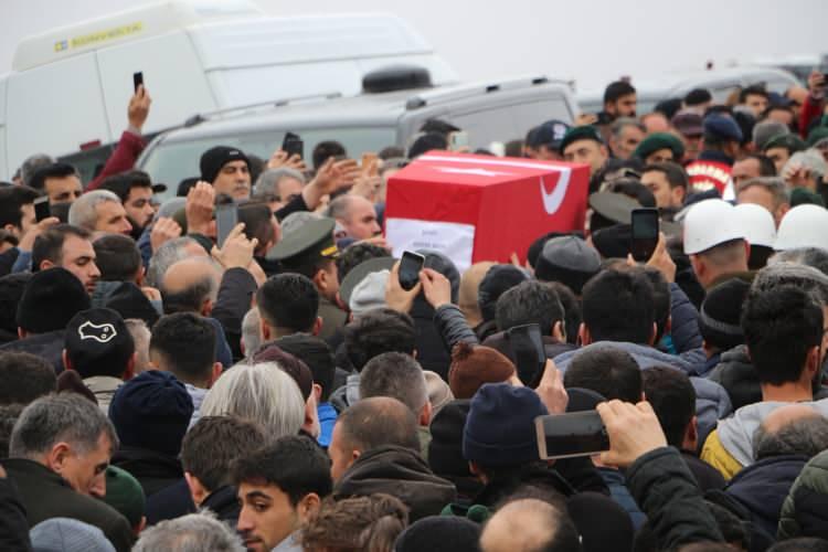 <p>Merkeze bağlı Uğrak köyünde yaşayan Raziye- Beytullah Akın çiftinin 10 çocuğundan en küçüğü olan şehit Piyade Uzman Çavuş Adem Akın'ın cenazesi, Tokat Devlet Hastanesi'nin morgundan alınarak köyüne götürüldü. Törenin yapılacağı alana getirilen şehit Akın'ın tabutuna sarılan yakınları, göz yaşlarını tutamadı. </p>

<p> </p>
