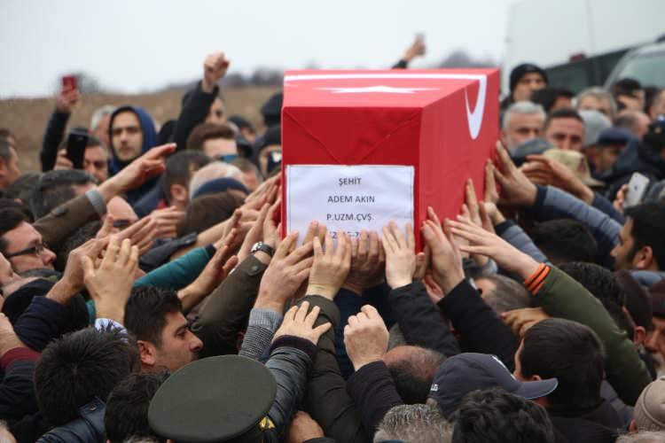 <p>Şehit Adem Akın için kılınan cenaze namazına Tokat Valisi Ozan Balcı, Milli Eğitim Bakan Yardımcısı Mahmut Özer, Adalet Bakan Yardımcısı Uğurhan Kuş, AK Parti Tokat milletvekilleri Mustafa Aslan ve Yusuf Beyazıt, MHP Tokat Milletvekili Yücel Bulut, CHP Tokat Milletvekili Kadim Durmaz, Tokat Belediye Başkanı Eyüp Eroğlu, Eğitim Tümen Komutanı Tuğgeneral Aykut Tonbul, 48'inci Piyade Alay Komutanı Albay Ayhan Ocak,  İl Jandarma Komutanı Albay Murat Kınay, İl Emniyet Müdürü Göksel Topaloğlu, siyasi parti temsilcileri, şehidin ailesi ve yakınları ile yaklaşık bin kişi katıldı. Şehit Piyade Uzman Çavuş Adem Akın'ın cenaze namazını İl Müftüsü Ömer Faruk Bilgili kıldırdı.</p>

<p> </p>
