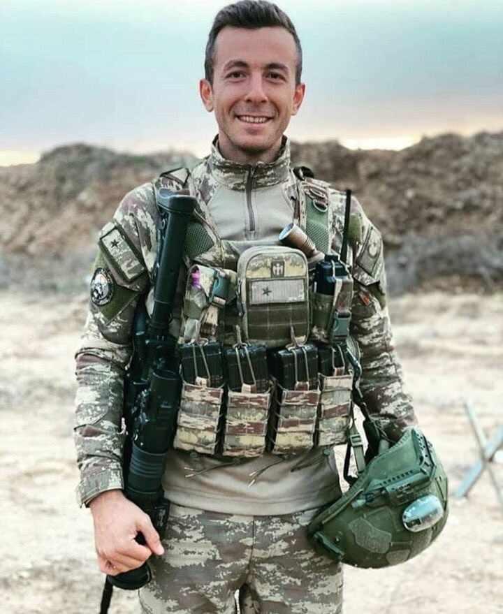 <p>Suriye’nin İdlib kentinde rejim güçlerince düzenlenen hava saldırısında 34 arkadaşı ile birlikte şehit olan Teğmen Mustafa Bayrakdar’ın cenazesi memleketi Hatay’da gözyaşları arasında toprağa verildi. Şehidin cenazesine binlerce kişi katıldı.</p>
