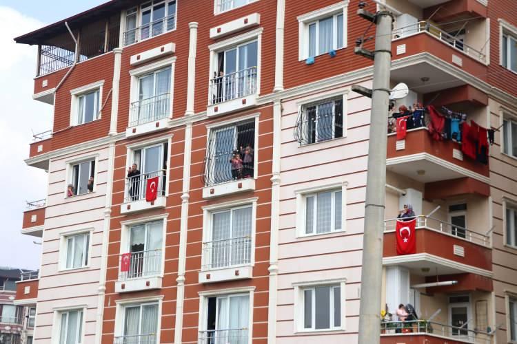 <p>Suriye’nin İdlib kentinde rejim güçlerince düzenlenen hava saldırısında şehit olan Teğmen Mustafa Bayrakdar’ın naaşı Antakya ilçesi Ekinci Mahallesi’ndeki baba evine getirilirken anne Edibe ile baba Yusuf gözyaşı döktü.</p>

<p> </p>
