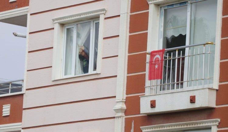 <p> 29 yaşındaki şehidin cenazesi baba evinde helallik alınmasının ardından Antakya Mezarlık Kompleksi’ne getirildi. Burada düzenlenen törende ailenin isteği üzerine gazeteciler alana alınmadı.</p>