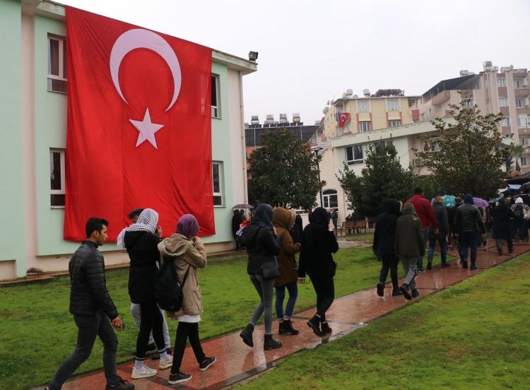<p> Ancak cenazede anne, baba ve kardeşlerin güçlükle ayakta durduğu görülürken şehidin bir yakını fenalaşarak tedavi amaçlı ambulansa alındı.</p>
