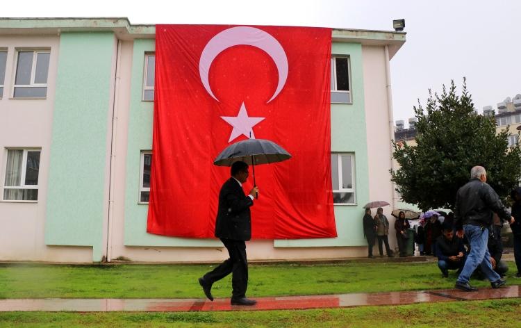 <p>Öğle namazını müteakip kılınan cenaze namazının ardından şehidin cenazesi Antakya Şehitliği’ne defnedildi.</p>
<p> </p>