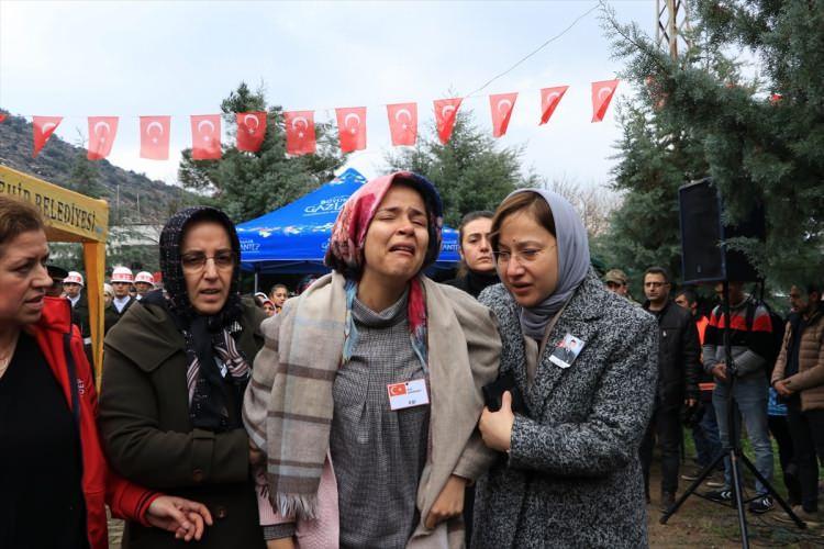 <p>İdlib'de rejim unsurlarının saldırısı sonucu şehit olan Piyade Uzman Onbaşı Veysel Günay (27) için memleketi Gaziantep'in İslahiye ilçesinde cenaze töreni düzenlendi.</p>
<p> </p>