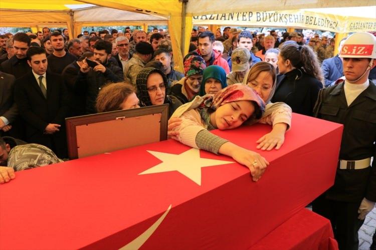 <p>Törende zor anlar yaşayan şehidin hamile eşi Seyhan Günay ise karnında taşıdığı emaneti severek eşini uğurladı.</p>