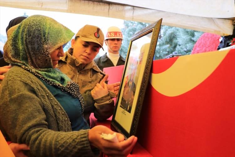 <p>Törene Adalet Bakanı Abdulhamit Gül, Gaziantep Valisi Davut Gül, Gaziantep Büyükşehir Belediye Başkanı Fatma Şahin, AK Parti Gaziantep Milletvekili Derya Bakbak, CHP Gaziantep Milletvekili Bayram Yılmazkaya, MHP Gaziantep Milletvekili Muhittin Taşdoğan, AK Parti Eski Gaziantep Milletvekili Şamil Tayyar, İlçe Kaymakam Muhammed Lütfi Kotan, 106. Alay ve Garnizon Komutanı Topçu Albay Ömer Şahin Selvi, İlçe Jandarma Komutanı Jandarma Binbaşı Ümit Tahta ve vatandaşlar katıldı.</p>

<p> </p>
