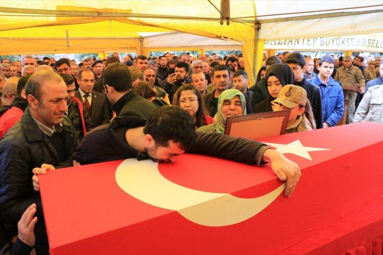 <p><strong>“4 aylık hamile eş şehidin emanetini hiç bırakmadı”</strong><br />
<br />
4 aylık hamile eşi Seyhan Günay ise, cenaze töreninde zor anlar yaşadı. Acılı eş, şehidi karnında taşıdığı emanetini severek uğurladı. </p>