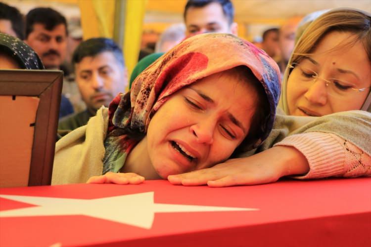 <p>Törende, al bayrağa sarılı tabuta sarılan baba Genco ve annesi Ayfer Günay gözyaşı döktü.</p>
