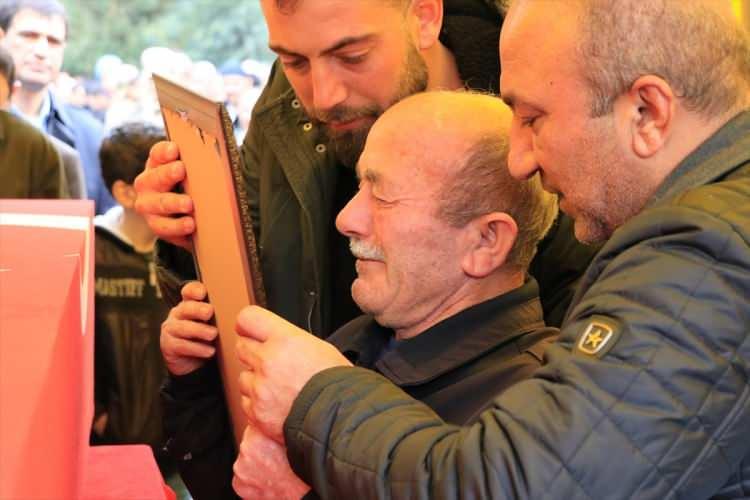 <p>Törende şehidin babası Genco Günay(ortada), şehidin fotoğrafına bakarak gözyaşı döktü.</p>
