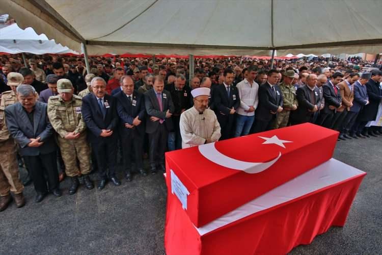 <p>Suriye'nin İdlib kentinde rejim unsurlarının hava saldırısı sonucu şehit olan Piyade Uzman Onbaşı Batuhan Tank'ın cenazesi, memleketi Osmaniye'nin Kadirli ilçesinde toprağa verildi.</p>
<p> </p>