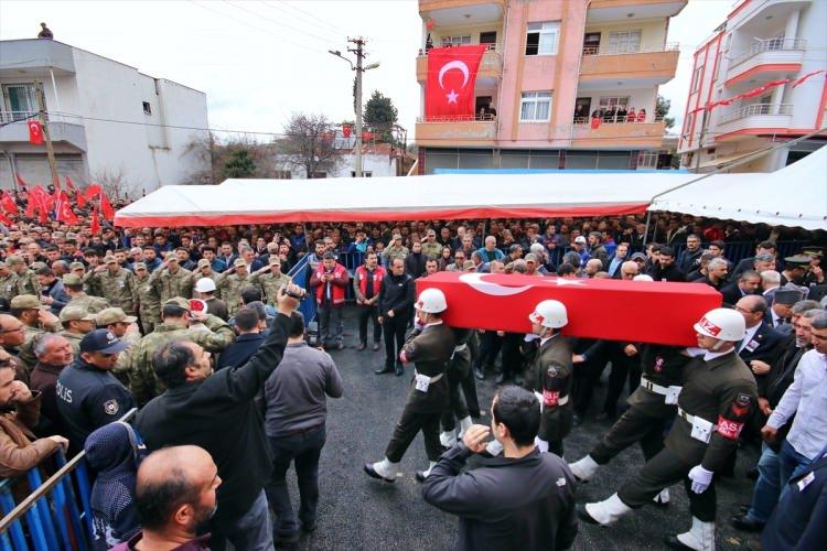 <p>Suriye'nin İdlib kentinde rejim unsurlarının düzenlenlediği hava saldırısında şehit olan Piyade Uzman Onbaşı Mehmet Orhan'ın (25) cenazesi memleketi Adıyaman'da gözyaşları arasında toprağa verildi.</p>

<p> </p>
