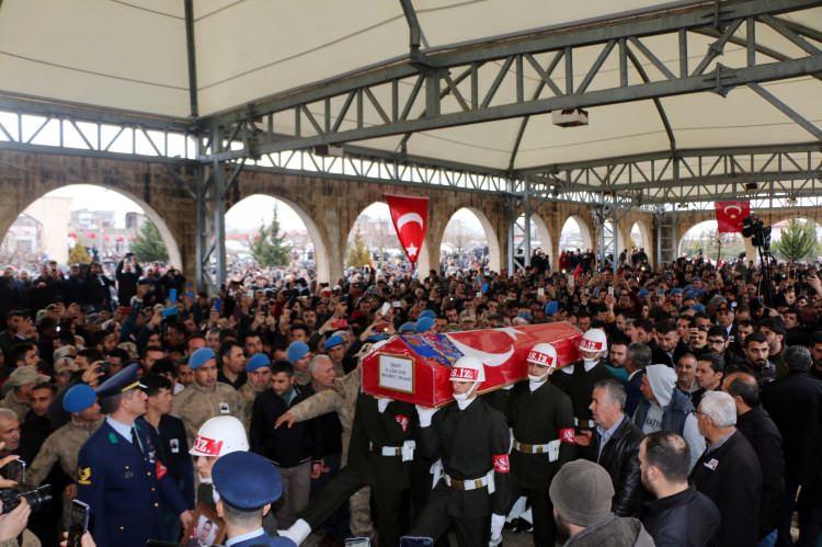 <p>Suriye'nin İdlib kentinde düzenlenen hava saldırısında şehit olan 33 askerden Piyade Uzman Onbaşı Mehmet Orhan'ın cenazesi, dün akşam saatlerinde Adıyaman Havaalanı'na getirildi. Şehit Orhan'ın cenazesi buradan alınarak Adıyaman Eğitim ve Araştırma Hastanesi morguna konuldu.</p>

<p> </p>
