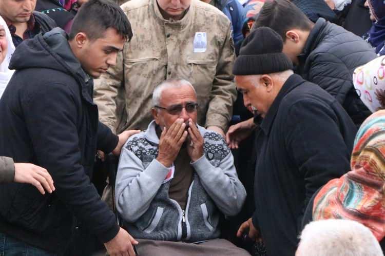 <p><strong>BABA EVİNDEN ALKIŞLARLA UĞURLANDI</strong><br />
<br />
Piyade Uzman Onbaşı Mehmet Orhan'ın cenazesi, öğle saatlerinde hastane morgundan alınarak Fatih Mahallesi'ndeki baba evine getirildi.</p>
