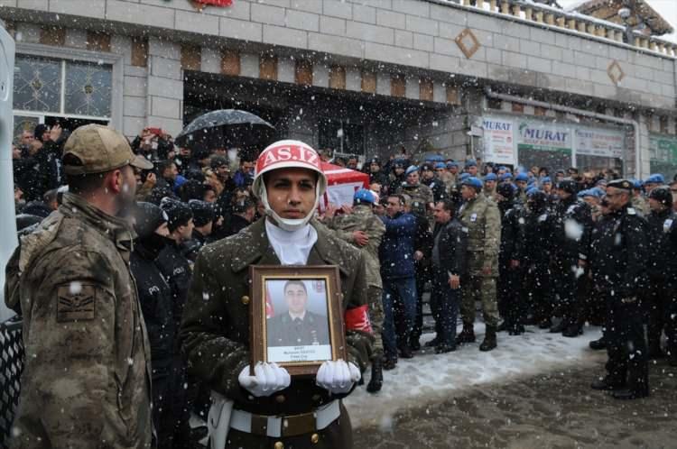 <p>Suriye'nin İdlib kentinde rejim unsurlarının hava saldırısı sonucu şehit olan Piyade Astsubay Muharrem Öğütcü Bingöl'ün Karlıova ilçesinde toprağa verildi.</p>
<p> </p>