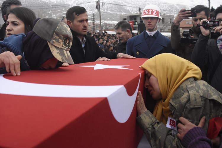 <p>Suriye'nin İdlib kentinde rejimin düzenlediği hava saldırısında şehit olan 33 askerden Piyade Teğmen Bayram Olgun'un (26) cenazesi, memleketi Konya'da on binlerce kişinin katıldığı törenle son yolculuğuna uğurlandı. </p>
