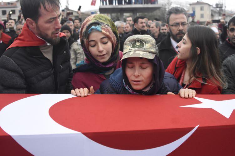 <p>Cenazede şehidin annesi Döne Olgun, ''Bayram'ım bugün senin bayramın, Bayramım, al bayraklara büründün" diye gözyaşı döktü.</p>
