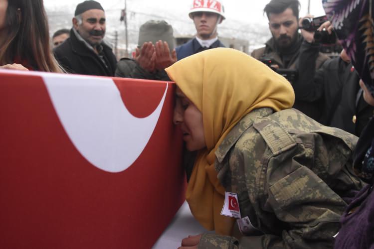 <p>Dün akşam saatlerinde askeri uçakla Konya'ya getirilen şehidin cenazesi morga konuldu. Bugün de morgdan alınıp, Selçuklu ilçesi Tepekent Mahallesi'ndeki baba ocağına getirilip, helallik alındı. Daha sonra dini ve askeri törenin yapılacağı Karşıyaka Cami önüne getirildi.</p>