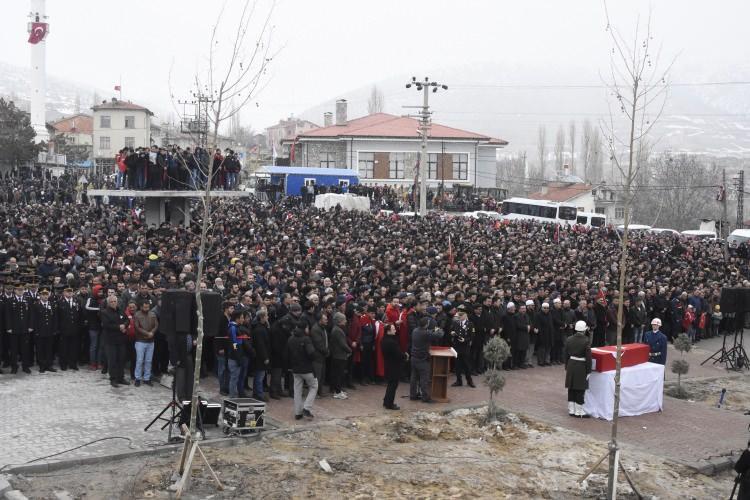 <p>Törene Çevre ve Şehircilik Bakanı Murat Kurum, Konya Valisi Cüneyit Orhan Toprak, protokol üyeleri, askeri erkan, ailesi, yakınları ile on binlerce kişi katıldı. Güçlükle ayakta durmaya çalışan şehidin annesi Döne Olgun'a kadın astsubaylar ile yakınları yardımcı oldu. </p>
<p> </p>