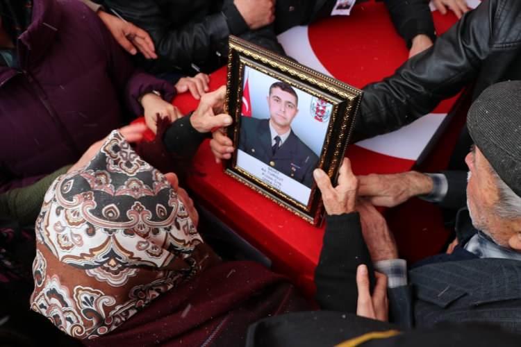 <p>Suriye'nin İdlib kentinde Esed rejimi unsurlarının hava saldırısı sonucu şehit olan Uzman Çavuş Ali Turgut (39), Uşak'ın Banaz ilçesinde toprağa verildi. Cenazede anne Sultan ve baba Ahmet Turgut' oğullarının naaşına sarılıp fotoğrafını öptü.</p>
<p> </p>