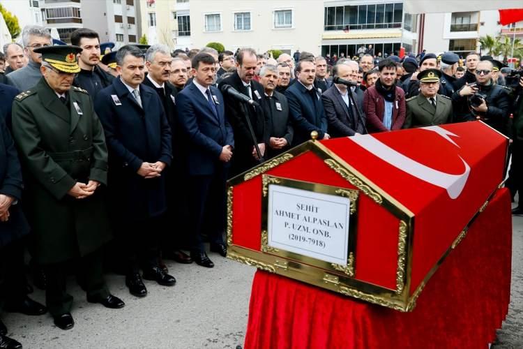 <p>Suriye'deki İdlib kentinde rejim unsurlarının hava saldırısı sonucu şehit olan 23 yaşındaki Uzman Onbaşı Ahmet Alpaslan, Gaziemir Gülhane Camisindeki cenaze töreniyle son yolculuğuna uğurlandı.</p>

<p> </p>

